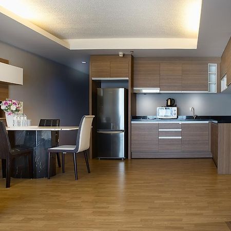The Capital Resort @ Sukhumvit 50 Bangkok Bagian luar foto A modern kitchen